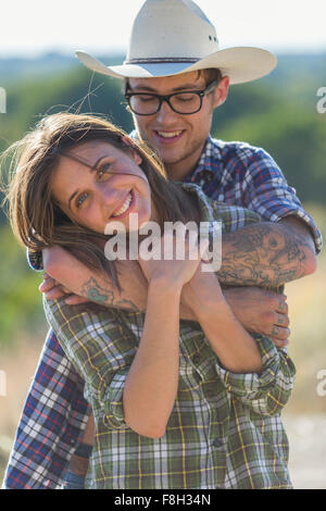 Caucasian giovane costeggiata all'aperto Foto Stock