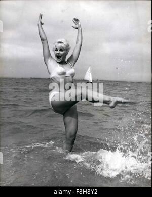 1962 - il suo ''Keep moving'' in temperatura il salmastro. Elke Sommer, 19 anni attrice tedesca, posizione di scatto a West Wittering con Richard Todd per "neanche bussare'', gode l'acqua ma trova la temperatura in modo tale che la forza e il movimento è necessario per mantenere la sua calda. © Keystone Pictures USA/ZUMAPRESS.com/Alamy Live News Foto Stock