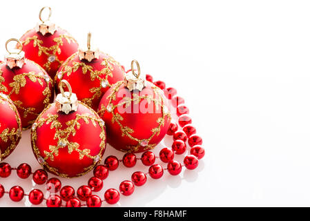 Rosso baubles di Natale e il nastro. Isolato su sfondo bianco Foto Stock