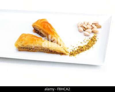 Dolce tradizionale bagno turco baklava,ben noto in medio oriente e la deliziosa isolati su sfondo bianco Foto Stock