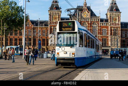 Il tram lasciando la stazione ferroviaria centrale nella città di Amsterdam Olanda Foto Stock