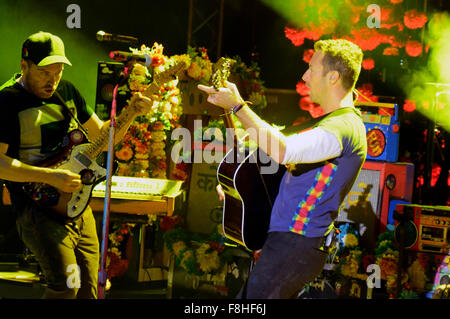 Offenbach, Germania. L'8 dicembre, 2015. Jonny Buckland e Chris Martin dei Coldplay eseguire sul palco durante la Telekom Street concerti al Capitol 8 Dicembre 2015 a Offenbach, Germania. © dpa/Alamy Live News Foto Stock