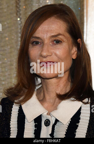 Berlino, Germania. 09Dec, 2015. L'attrice francese Isabelle Huppert arriva in corrispondenza della apertura del film francese Settimana e photocall per il film "la Valle dell'amore" a Berlino, Germania, 09 dicembre 2015. Il film francese settimana fino al 12 dicembre. Credito: dpa/Alamy Live News Foto Stock