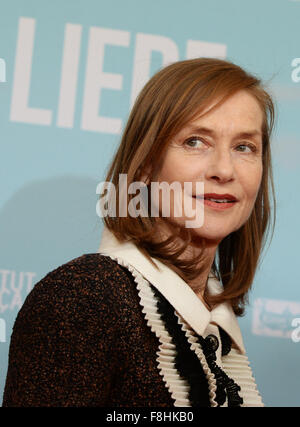 Berlino, Germania. 09Dec, 2015. L'attrice francese Isabelle Huppert arriva in corrispondenza della apertura del film francese Settimana e photocall per il film "la Valle dell'amore" a Berlino, Germania, 09 dicembre 2015. Il film francese settimana fino al 12 dicembre. Credito: dpa/Alamy Live News Foto Stock