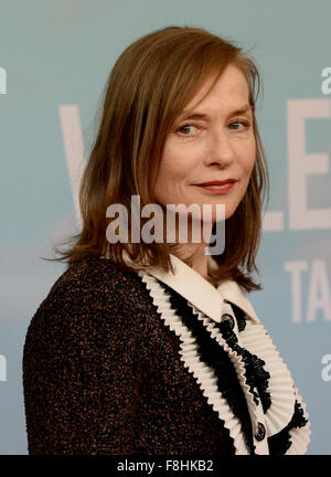 Berlino, Germania. 09Dec, 2015. L'attrice francese Isabelle Huppert arriva in corrispondenza della apertura del film francese Settimana e photocall per il film "la Valle dell'amore" a Berlino, Germania, 09 dicembre 2015. Il film francese settimana fino al 12 dicembre. Credito: dpa/Alamy Live News Foto Stock