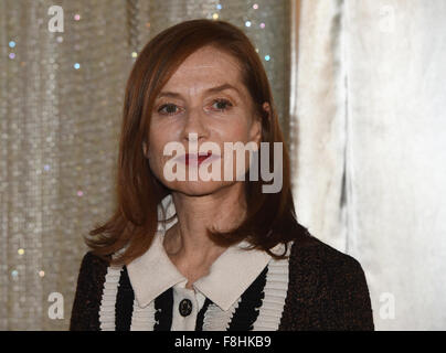 Berlino, Germania. 09Dec, 2015. L'attrice francese Isabelle Huppert arriva in corrispondenza della apertura del film francese Settimana e photocall per il film "la Valle dell'amore" a Berlino, Germania, 09 dicembre 2015. Il film francese settimana fino al 12 dicembre. Credito: dpa/Alamy Live News Foto Stock