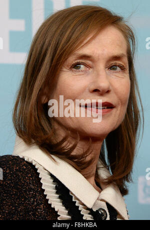 Berlino, Germania. 09Dec, 2015. L'attrice francese Isabelle Huppert arriva in corrispondenza della apertura del film francese Settimana e photocall per il film "la Valle dell'amore" a Berlino, Germania, 09 dicembre 2015. Il film francese settimana fino al 12 dicembre. Credito: dpa/Alamy Live News Foto Stock