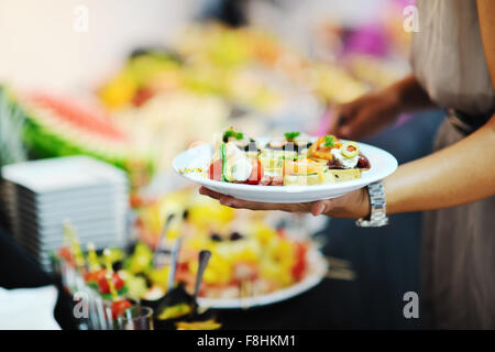 Womanl sceglie gustosi pasti a buffet presso hotel banchetti Ristorante party Foto Stock