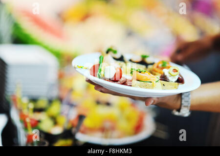 Womanl sceglie gustosi pasti a buffet presso hotel banchetti Ristorante party Foto Stock