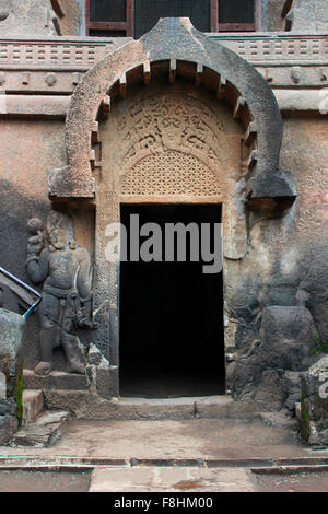 Grotta 18 : facciata di chaitya del Pandavleni Grotta. Contiene splendide sculture e stupa. Nasik, Maharashtra, India. Foto Stock