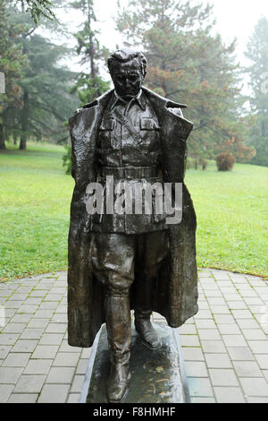 Scultura di Josip Broz Tito al di fuori della casa dei fiori a Belgrado in Serbia. Tito (1892-1980) è stato il leader della Jugoslavia. Foto Stock