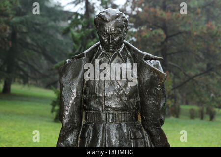 Scultura di Josip Broz Tito al di fuori della casa dei fiori a Belgrado in Serbia. Tito (1892-1980) è stato il leader della Jugoslavia. Foto Stock