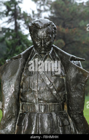 Scultura di Josip Broz Tito al di fuori della casa dei fiori a Belgrado in Serbia. Tito (1892-1980) è stato il leader della Jugoslavia. Foto Stock