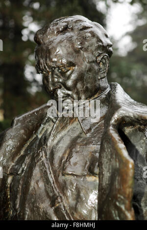 Scultura di Josip Broz Tito al di fuori della casa dei fiori a Belgrado in Serbia. Tito (1892-1980) è stato il leader della Jugoslavia. Foto Stock