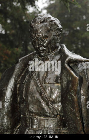 Scultura di Josip Broz Tito al di fuori della casa dei fiori a Belgrado in Serbia. Tito (1892-1980) è stato il leader della Jugoslavia. Foto Stock