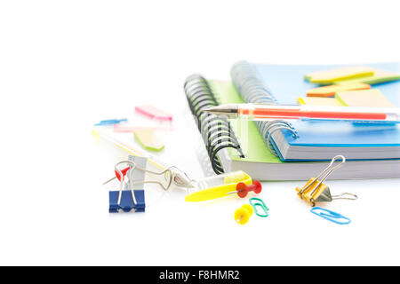 Forniture scolastiche su sfondo bianco con spazio di copia Foto Stock