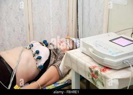 Paziente femmina durante la procedura ECG in clinica Foto Stock