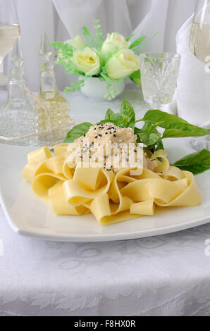 La pasta italiana - Pappardelle con filetto di pollo in una salsa cremosa con semi di sesamo Foto Stock