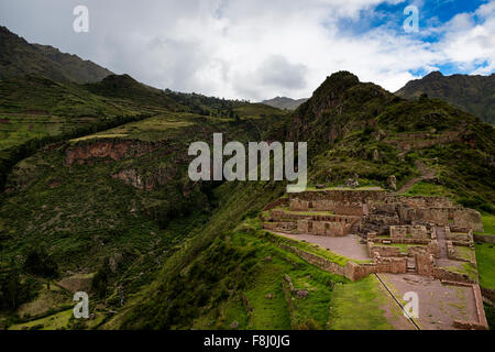 Vista di rovine Inca vicino alla città di Pisac nella Valle Sacra, Perù Foto Stock