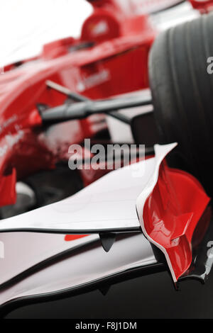 Formel 1 una veloce auto auto rossa isolato su sfondo bianco in studio che rappresenta la potenza e la velocità di concetto Foto Stock