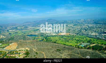 Vista aerea della Mission Valley di quartiere, San Diego in California del Sud, Stati Uniti d'America. Un ampia valle fluviale tren Foto Stock
