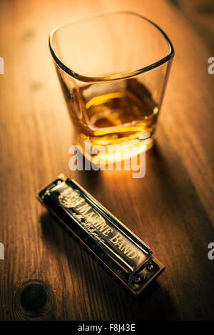 Il Bourbon whiskey e blues harmonica. Foto Stock