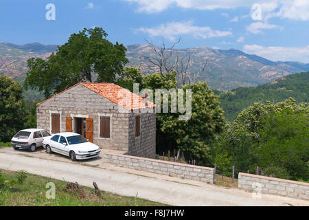 Paesaggio rurale della Corsica del Sud, vecchia casa in pietra vicino alla strada di montagna. Zerubia village, Francia Foto Stock