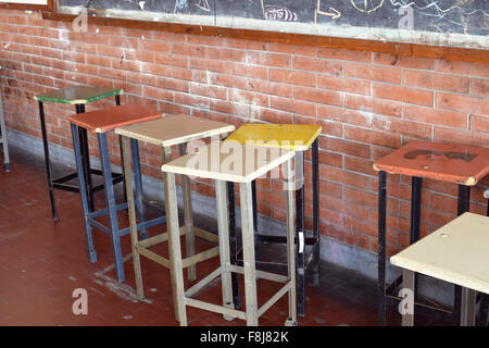 Vecchie Sedie per bar in una scuola d'arte. Alte sedie e sgabelli. Foto Stock