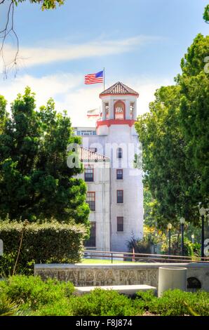 Una vista della torre della storica al Centro Medico Navale e il segno nel Balboa Park Gardens a San Diego, Californ meridionale Foto Stock