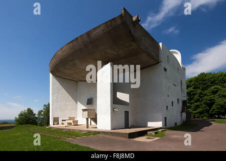 Notre Dame du Haut, cappella Ronchamp progettata dall'architetto svizzero-francese le Corbusier, Francia. Foto Stock