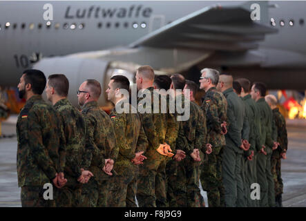 Colonia, Germania. Decimo Dec, 2015. I soldati del tedesco della Air Force report per dovere in un hangar prima a Colonia, Germania, 10 dicembre 2015. Un rimontaggio Airbus A310 il rifornimento aereo ha preso il largo a Colonia la mattina del giorno stesso come la Germania ha lanciato la sua missione contro il cosiddetto Stato islamico (SI) in Siria. Foto: OLIVER BERG/dpa/Alamy Live News Foto Stock