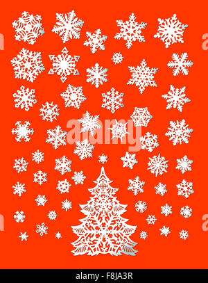 Abstract White Christmas Tree con i fiocchi di neve su gradiente rosso sfondo, design piatto. Illustrazione vettoriale EPS10 Foto Stock