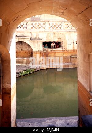Vista attraverso un arco alla sacra primavera Bagni Romani, bagno, Avon, Inghilterra, Regno Unito, Europa occidentale. Foto Stock