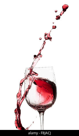 Vino rosso splash dal vetro isolato su uno sfondo bianco. Foto Stock
