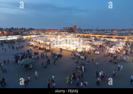 Djemaa El Fnaa al crepuscolo, Marrakech, Marocco Foto Stock