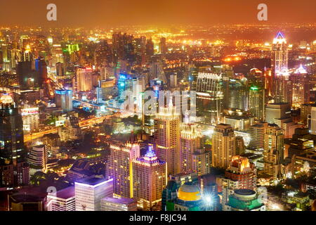 Bangkok skyline di notte vista dal Baiyoke Sky Tower (l'edificio più alto a Bangkok, Thailandia Foto Stock