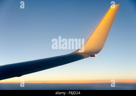 Ala di aeromobile oltre il mare di Tasmania, tra Australia e Nuova Zelanda nel tardo pomeriggio Foto Stock