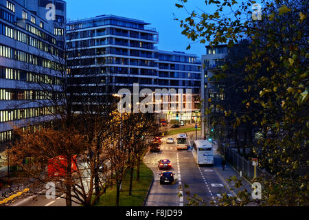 Bruxelles, Belgio-DECDEMBER 03, 2015: vista serale di chaussee Etterbeek da Rue de la Loi a Bruxelles Foto Stock