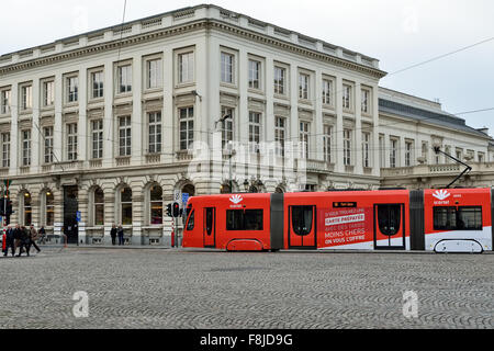 Bruxelles, Belgio-DECDEMBER 03, 2015: tram colorato decorato a scopo pubblicitario arriva alla stazione di Rue de la Regence Foto Stock