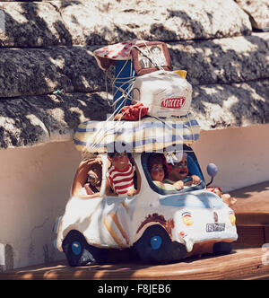 Modello di Fiat Auto con stereotipato della famiglia italiana all'interno e bagagli sul tetto Puglia Puglia Italia Europa Foto Stock