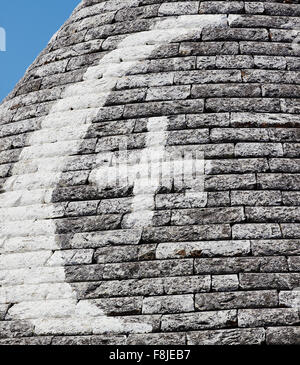 Mezzaluna e croce dipinta sul tetto di un trullo Alberobello Puglia Italia Europa Foto Stock