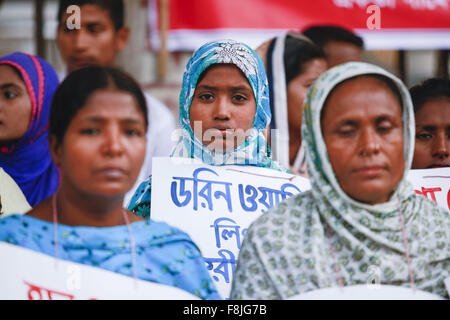 Dacca in Bangladesh. Decimo Dec, 2015. Lavoratori in esubero di varie fabbriche di indumento di tenere uno sciopero della fame simbolico nella parte anteriore del National Press Club nella Giornata dei Diritti Umani il giovedì, Dhaka, Bangladesh Credito: Suvra Kanti Das/ZUMA filo/Alamy Live News Foto Stock