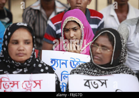 Dacca in Bangladesh. Decimo Dec, 2015. Lavoratori in esubero di varie fabbriche di indumento di tenere uno sciopero della fame simbolico nella parte anteriore del National Press Club nella Giornata dei Diritti Umani il giovedì, Dhaka, Bangladesh Credito: Suvra Kanti Das/ZUMA filo/Alamy Live News Foto Stock