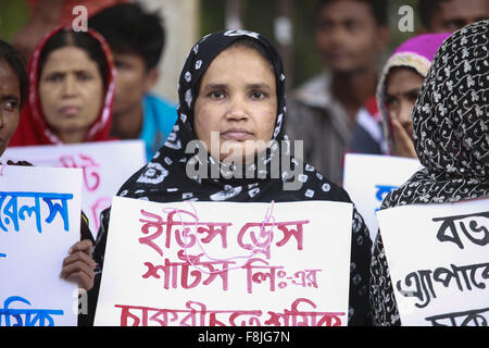 Dacca in Bangladesh. Decimo Dec, 2015. Lavoratori in esubero di varie fabbriche di indumento di tenere uno sciopero della fame simbolico nella parte anteriore del National Press Club nella Giornata dei Diritti Umani il giovedì, Dhaka, Bangladesh Credito: Suvra Kanti Das/ZUMA filo/Alamy Live News Foto Stock