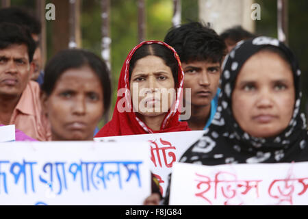 Dacca in Bangladesh. Decimo Dec, 2015. Lavoratori in esubero di varie fabbriche di indumento di tenere uno sciopero della fame simbolico nella parte anteriore del National Press Club nella Giornata dei Diritti Umani il giovedì, Dhaka, Bangladesh Credito: Suvra Kanti Das/ZUMA filo/Alamy Live News Foto Stock