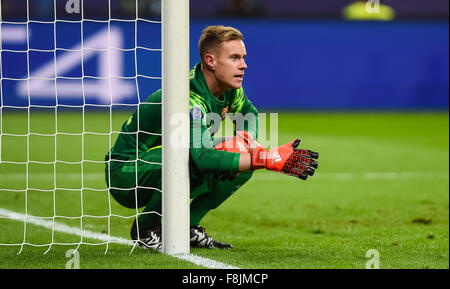 Barcellona il portiere Marc-andré ter Stegen durante la UEFA Champions League gruppo E partita di calcio tra Bayer 04 Leverkusen e FC Barcelona a Leverkusen, Germania, 09 dicembre 2015. Foto: GUIDO KIRCHNER/dpa Foto Stock