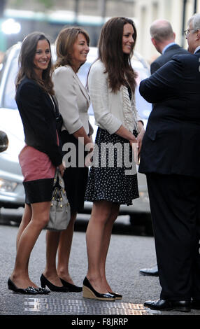 Kate Middleton (R) arriva al Goring Hotel, Londra, Gran Bretagna, 28 aprile 2011. Essa è accompagnata dalla sua sorella Pippa (L) e sua madre Carole (C). Londra si sta preparando per il Royal Wedding di Gran Bretagna il principe William e Kate Middleton a Westminster Abbey il 29 aprile. Foto: Frank può Foto Stock