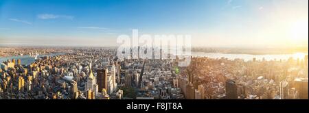 Vasto paesaggio panoramico con grattacieli e distanti fiumi, New York, Stati Uniti d'America Foto Stock