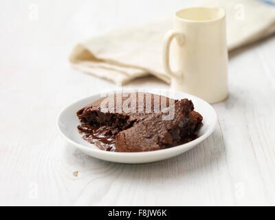 Cioccolata calda fudge pudding su bianco lavato il legno Foto Stock