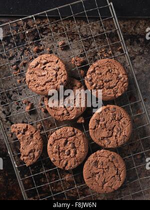 Vista aerea del doppio chip di cioccolato croccante cookies sul raffreddamento per rack Foto Stock